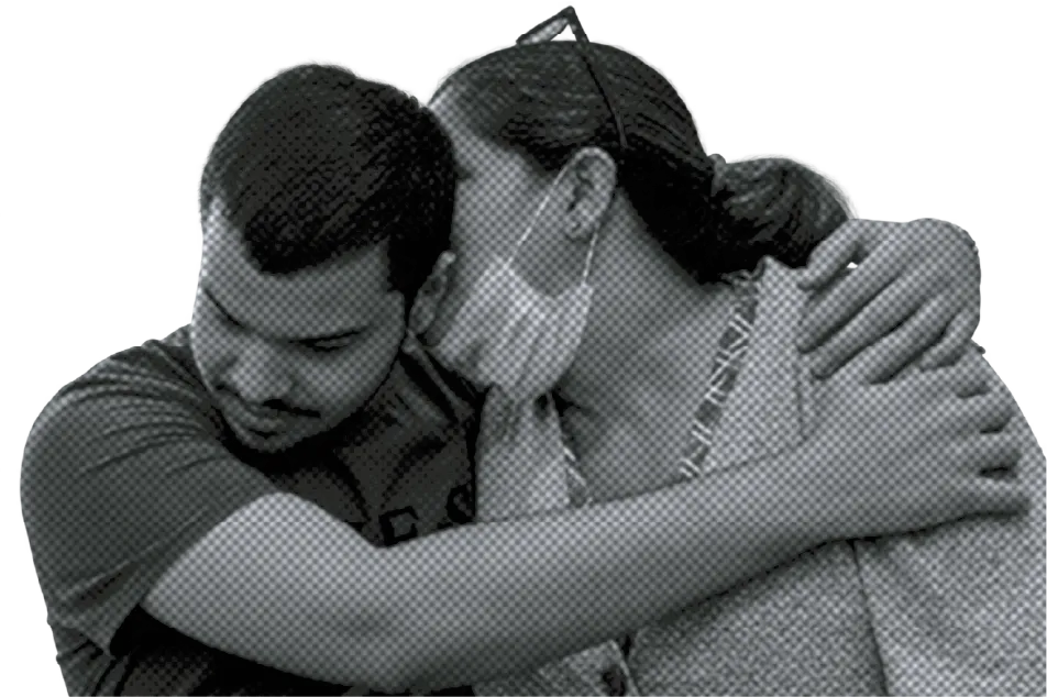Una madre abraza a su hijo
