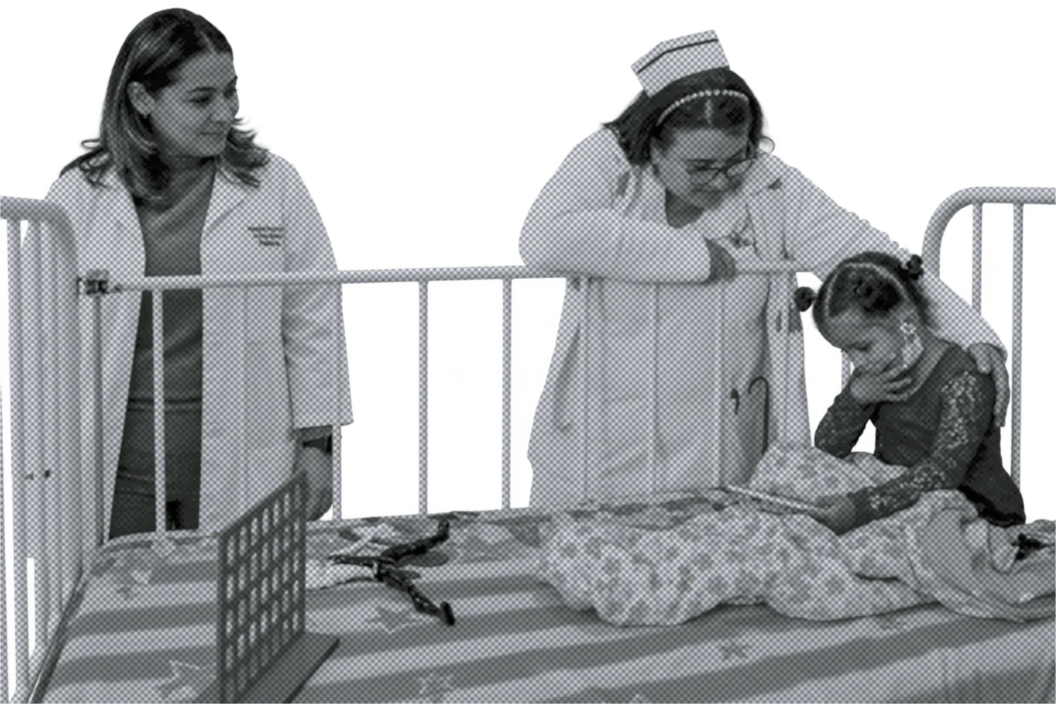 Personal de salud atiende a un recién nacido en una sala de neonatología